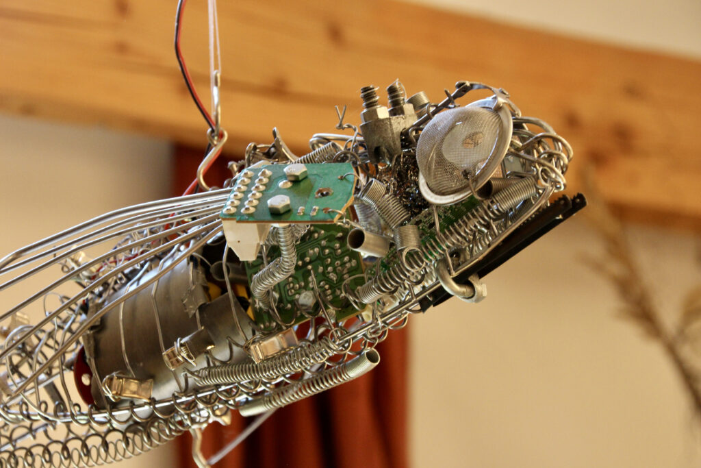 Rainer Leitz Artwork M.04 "Fliegender Fisch" Electric Moving Object with Solar Cell, Detail Foto
