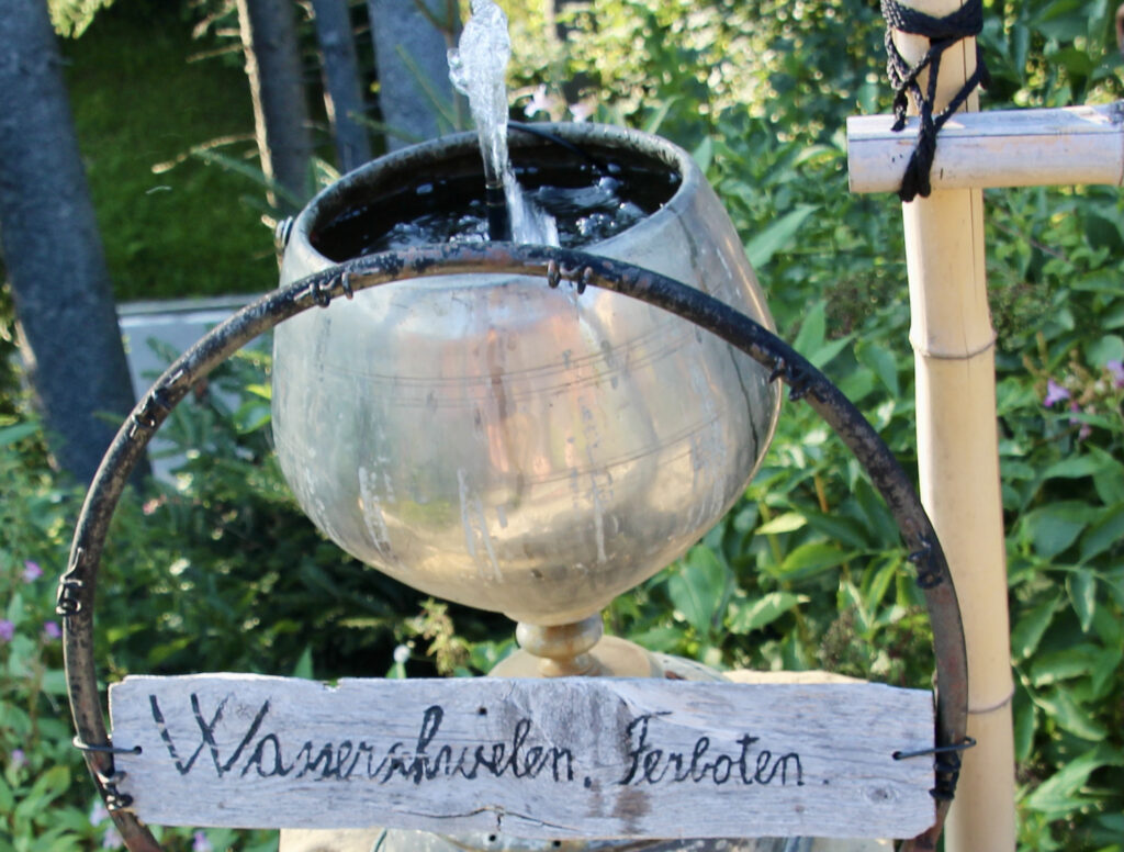 Rainer Leitz Artwork G.07 "Wasserschwelen.Ferboten." Garden Object Solar Fountain, Detail Foto
