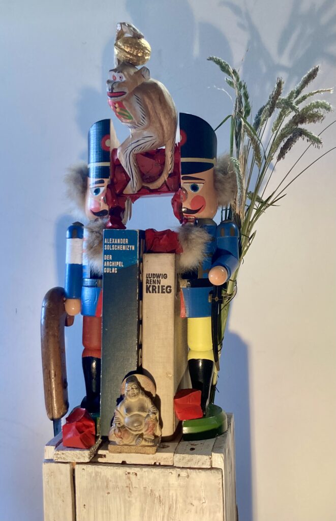 Rainer Leitz Artwork A.26 "Der Nußknacker-Krieg" Wooden Figure, Total View