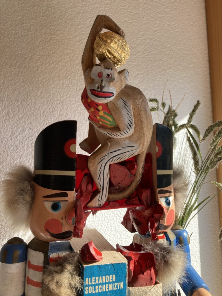 Rainer Leitz Artwork A.26 "Der Nußknacker-Krieg" Wooden Figure, Detail Foto