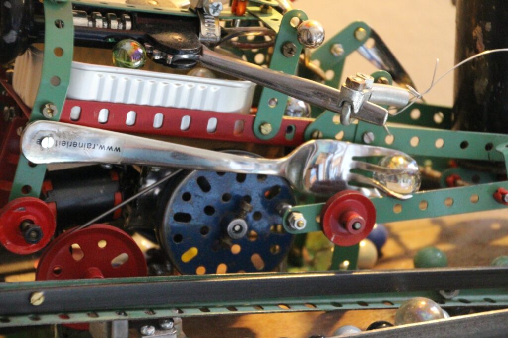 Rainer Leitz Artwork M.08 "Jim Knopf ins Unendliche" Electric Moving Installation, Detail Foto