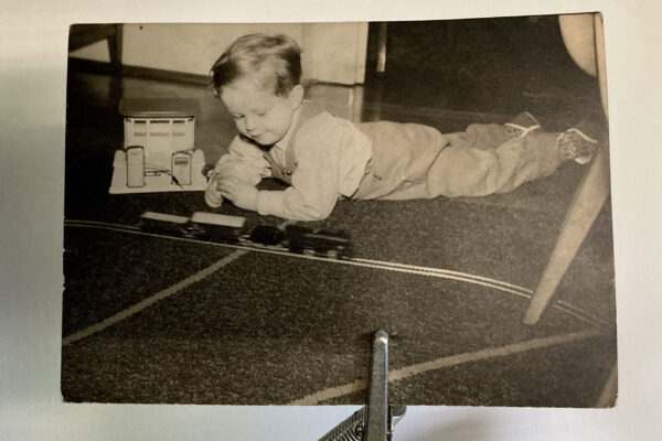 FOTO 2 _ RAINER AS A CHILD Rainer Leitz Artworks M.08 "Jim Knopf ins Unendliche" Moving Object Detail Foto